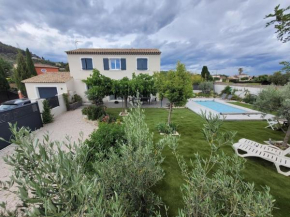 Superbe villa piscine, climatisee , gazon - grandes terrasses
